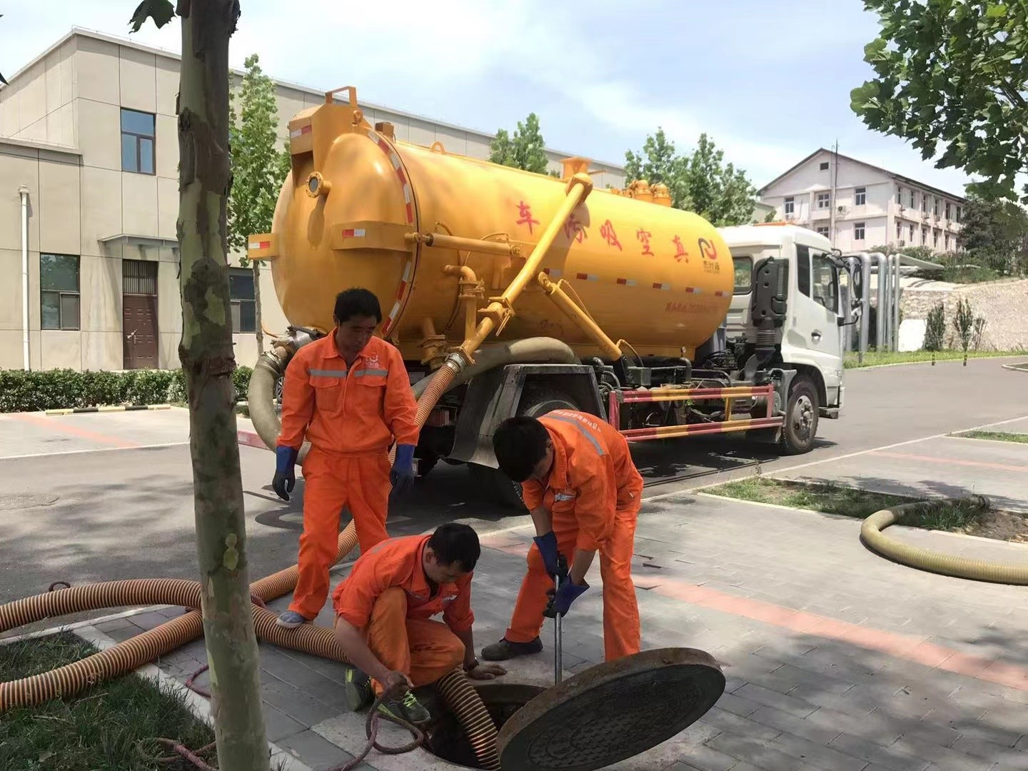 梅河口管道疏通车停在窨井附近