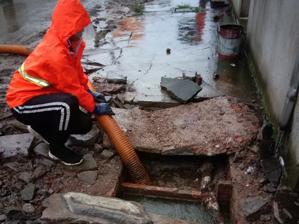 梅河口专业清理污水池 炜誉市政以规范流程守护城市 “肠道”