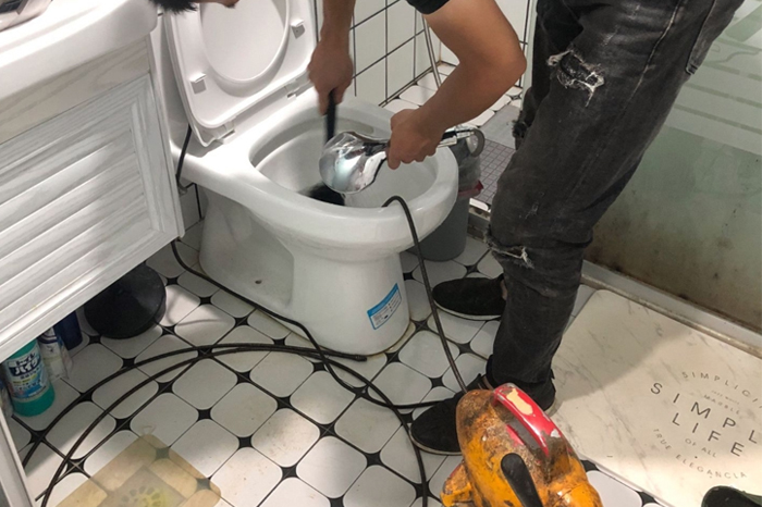 梅河口马桶堵塞自己疏通还是找师傅?专业上门服务让你省时更省心